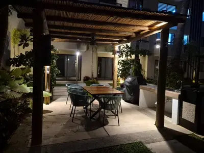 Un patio o zona al aire libre en New Oceanfront Apartment