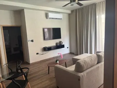 Una televisión o centro de entretenimiento en Beachfront, New Apartment at New Mazatlan