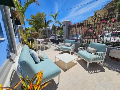 Zona de estar de Iconic Centro Retreat Walk to Beach & Dining