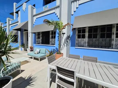 Un balcón o terraza de Iconic Centro Retreat Walk to Beach & Dining