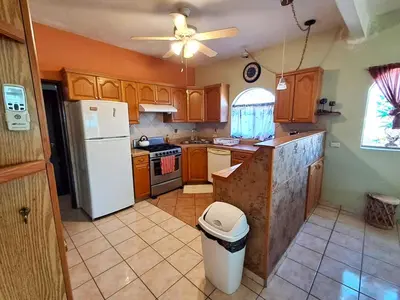 Una cocina o zona de cocina en Villa Hermosa Ocean View 2 Bed
