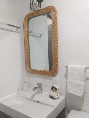 Un baño de Mazablue depa en laguna con playas artificiales