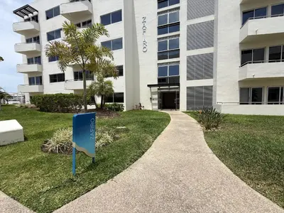 Jardín al aire libre en Bluü Habitat with Beach and Premium Amenities