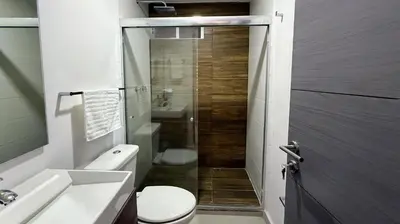 Un baño de Bluü Habitat with Beach and Premium Amenities