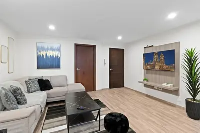 Zona de estar de Two KING Size Beds in Historic Downtown DGO