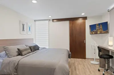 Cama o camas de una habitación en Two KING Size Beds in Historic Downtown DGO