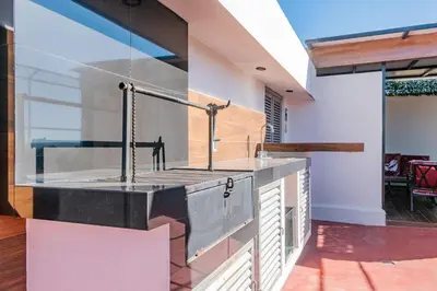 Una cocina o zona de cocina en Two KING Size Beds in Historic Downtown DGO