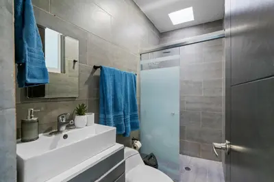 Un baño de Loft with a king size bed in the historic center