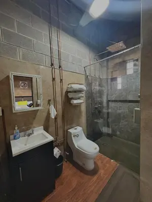 Un baño de LOFT NUEVO EN MALECON FTE AL Parque las Riveras