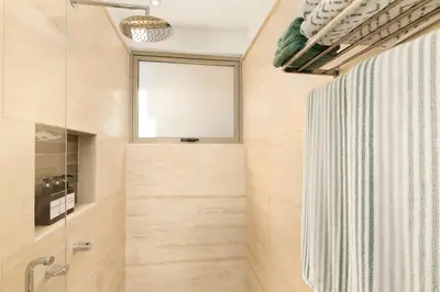 Plano de Stylish Summer 2BR Retreat w Pool & Beach Access