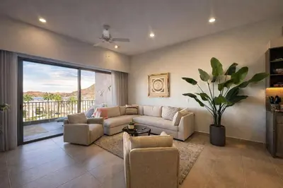 Plano de Stylish Summer 2BR Retreat w Pool & Beach Access
