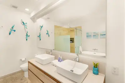 Un baño de 2BR Summer Escape Villa in Danzante Bay Loreto