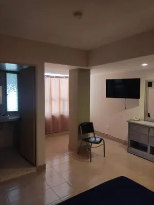 Una televisión o centro de entretenimiento en Hotel del Paseo