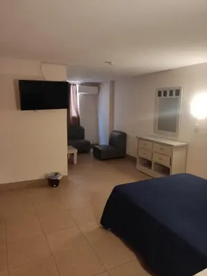 Una televisión o centro de entretenimiento en Hotel del Paseo