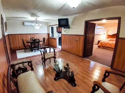 Una televisión o centro de entretenimiento en Hotel El Nogalito