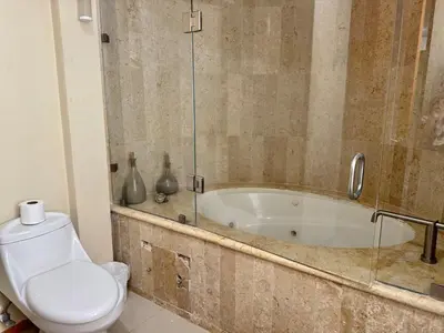 Un baño de Beautiful beachfront space and pool