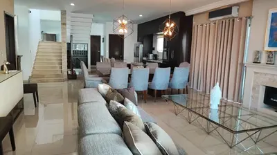 Zona de estar de Casa con alberca pirvada
