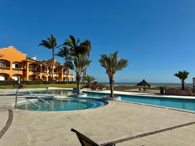 Piscina en o cerca de Depa en EDM planta baja a pie de playa