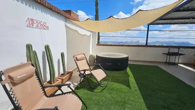 Un patio o zona al aire libre en Jacuzzi y fire pit con vista increíble