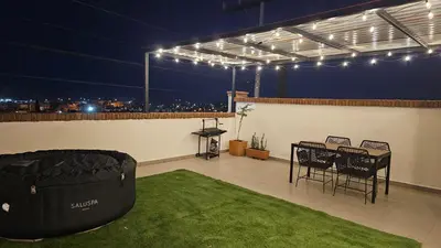 Un patio o zona al aire libre en Jacuzzi y fire pit con vista increíble