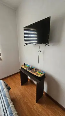 Una televisión o centro de entretenimiento en Jacuzzi y fire pit con vista increíble
