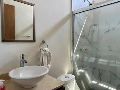 Un baño de Loft a few blocks from the beach