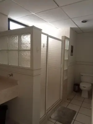Un baño de Condominio 204