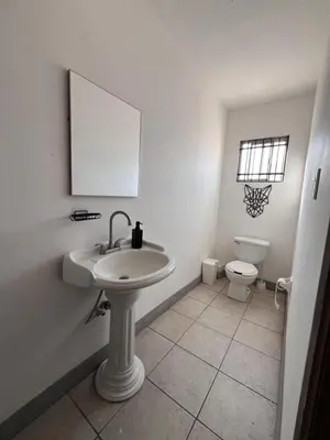 Un baño de Casa con Jacuzzi cerca de Distrito 1