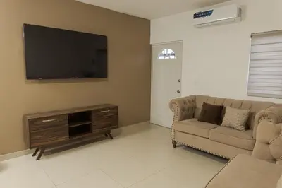 Una televisión o centro de entretenimiento en Casa Rv dorada