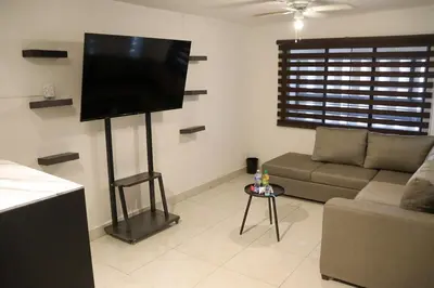 Una televisión o centro de entretenimiento en Departamento Cercano UACH 2