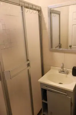 Un baño de Departamento Cercano UACH 2