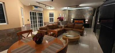 Zona de estar de Luxury Suites Dubai a 100 mts del consulado