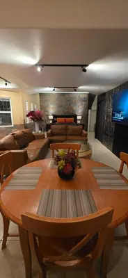Una televisión o centro de entretenimiento en Luxury Suites Dubai a 100 mts del consulado
