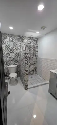 Un baño de Luxury Suites Dubai a 100 mts del consulado