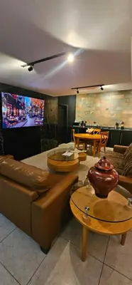 Una televisión o centro de entretenimiento en Luxury Suites Dubai a 100 mts del consulado