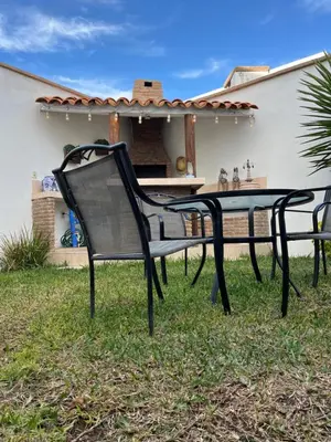 Un patio o zona al aire libre en Casa completa, Zona note tsm, 3 dormitorios, 1 baño completo y medio, asador y jardín