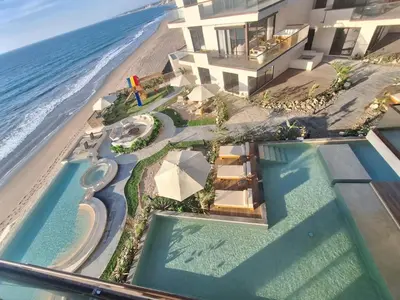 Piscina en o cerca de New beachfront apartment!