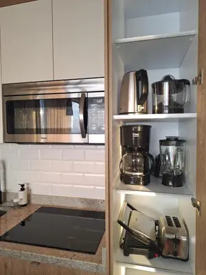 Una cocina o zona de cocina en New beachfront apartment!