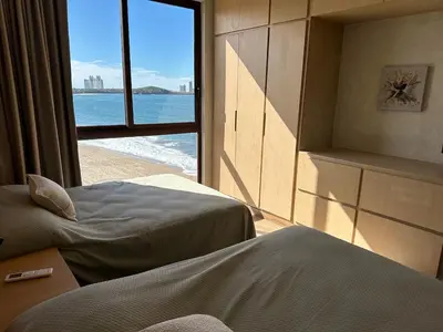 Cama o camas de una habitación en New beachfront apartment!