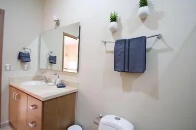 Un baño de Stunning Marina Condo with Pool Gym and Restaurant