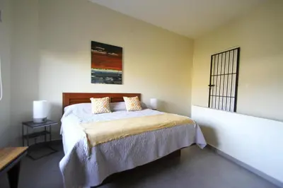 Cama o camas de una habitación en Stylish Home with Roof-Top Patio - Historic Centre