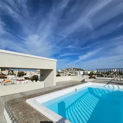 Las Hadas: City Condo with Pool