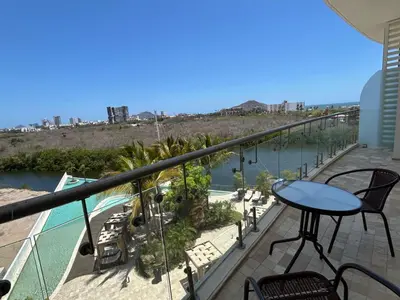 Un balcón o terraza de Spacious 3BR Marina Condo with Pool