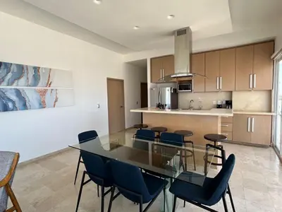Una cocina o zona de cocina en Spacious 3BR Marina Condo with Pool