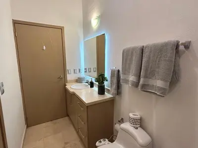 Un baño de Spacious 3BR Marina Condo with Pool