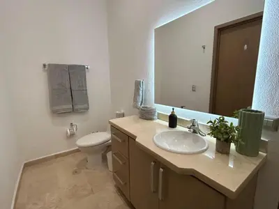 Un baño de Spacious 3BR Marina Condo with Pool