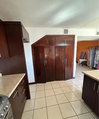 Una cocina o zona de cocina en Casa cerca del aeropuerto
