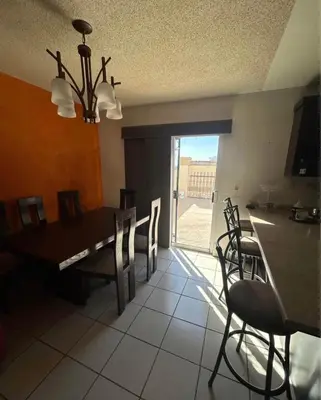 Zona de estar de Casa cerca del aeropuerto