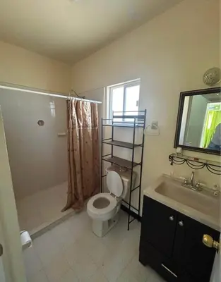 Un baño de Casa cerca del aeropuerto