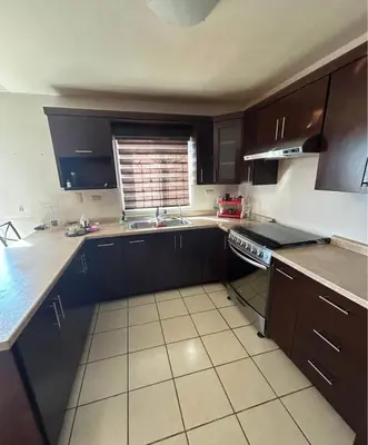 Una cocina o zona de cocina en Casa cerca del aeropuerto
